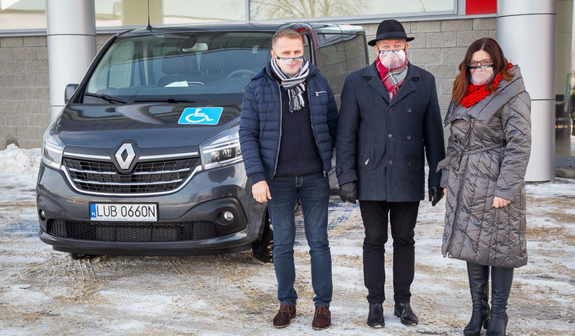 Na zdjęciu Wójt, Zastępca Wójta i Skarbnik Gminy przed nowo zakupionym samochodem