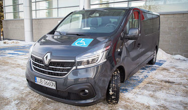 Zdjęcie przedstawia auto do transportu osób
