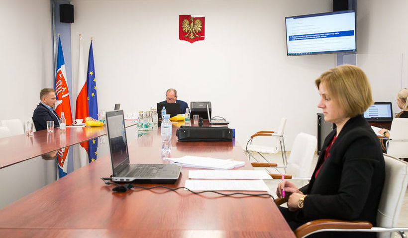 Zdjęcie przedstawia salę konferencyjną urzędu podczas sesji Rady Gminy Niemce