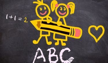 Grafika ilustracyjna - tablica szkolna z cyframi literami i rysunkami