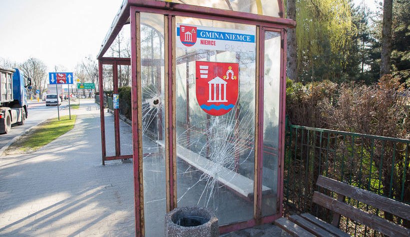 Na zdjęciu zdewastowany przystanek autobusowy