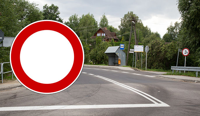 Na zdjęciu znak zakazu ruchu na tle ulicy w Dysie