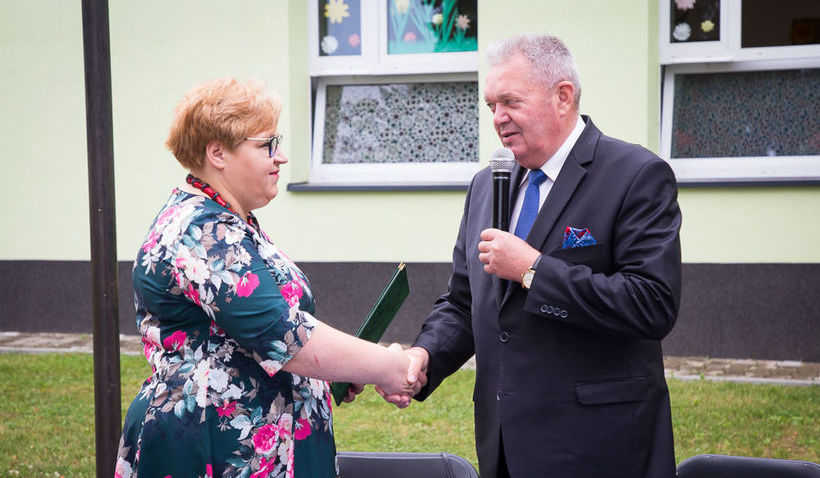 Na zdjęciu Wójt Gminy Niemce gratuluje Dyrektorce szkoły nominacji