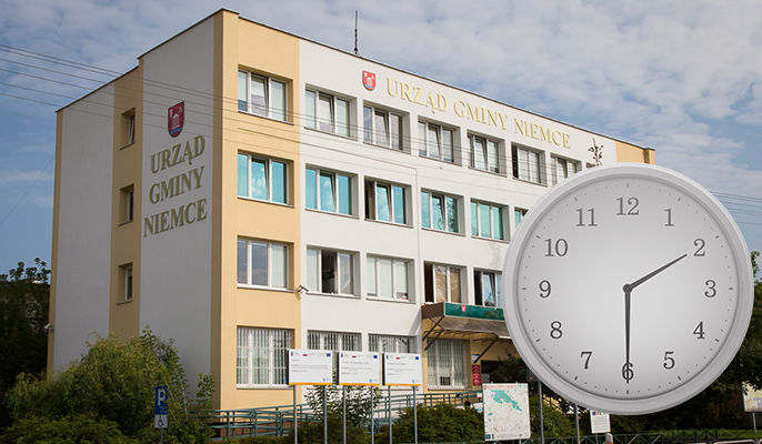 Zdjęcie przedstawia zegar na tle budynku urzędu