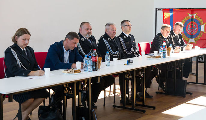 Na zdjęciu stół prezydialny zjazdu