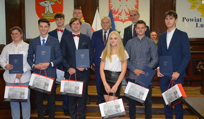 Zdjęcie grupowe stypendystów.