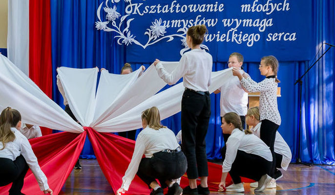 Na zdjęciu uczniowie podczas występu artystycznego.