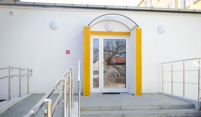 Na zdjęciu drzwi wejściowe do żłobka