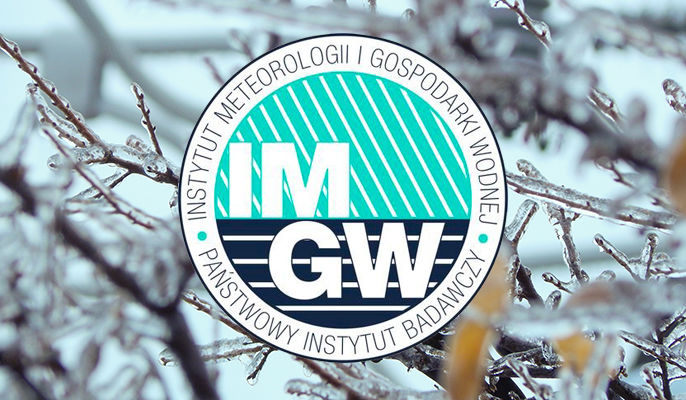 Na zdjęciu logo IMGW na tle oblodzonych gałęzi