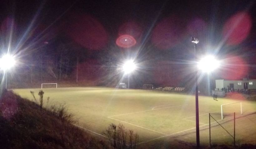 Na zdjęciu boisko w Ciecierzynie nocą