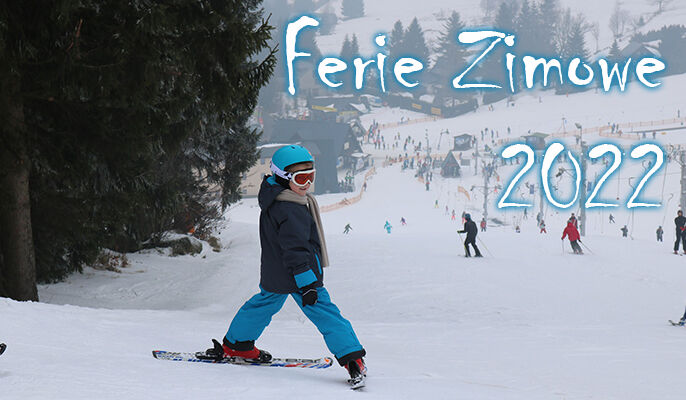 napis ferie zimowe 2022 na tle zdjęcia stoku narciarskiego, w pierwszym planie młody narciarz