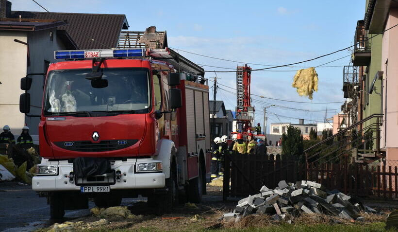 Akcja sprzątania po nawałnicy w Gminie Dobrzyca, w pierwszym planie samochód strażacki - fot. Damian Cieślak
