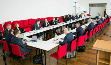 zdjęcie przedstawia ogólny plan na salę podczas zebrania
