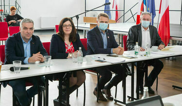 Władze gminy przy stole podczas sesji Rady Gminy Niemce