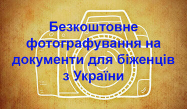 informacja tekstowa o bezpłatnych fotografiach dla uchodźców na tle grafiki z aparatem fotograficznym