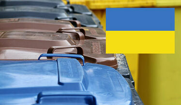 pojemniki na odpady i ukraińska flaga