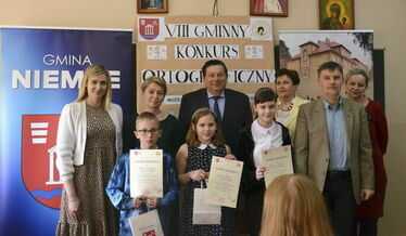 zdjęcie grupowe podczas konkursu ortograficznego