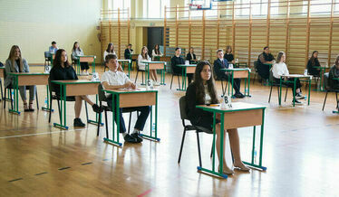 sala gimnastyczna z uczniami oczekującymi na egzamin