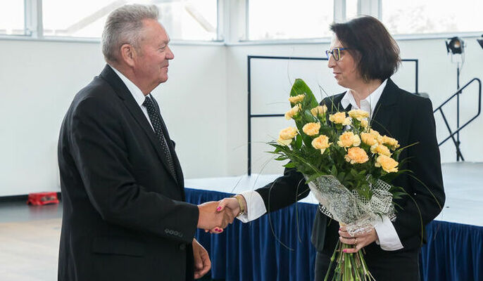 Na zdjęciu Zastępca Przewodniczącego wręczająca kwiaty Wójtowi Gminy Niemce.