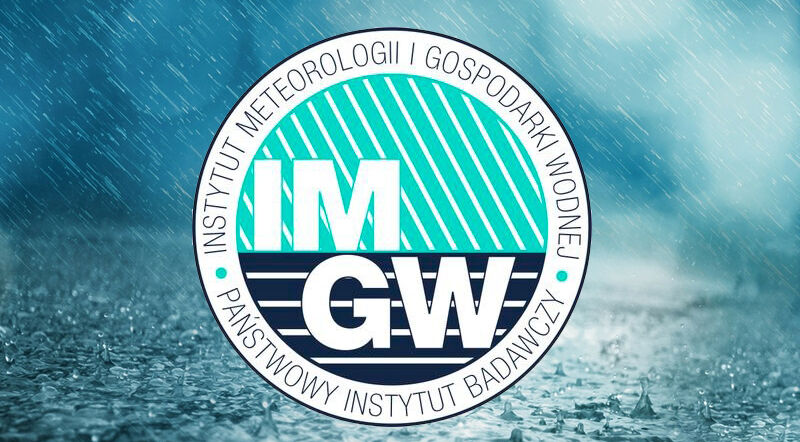logo IMGW na tle silnego deszczu