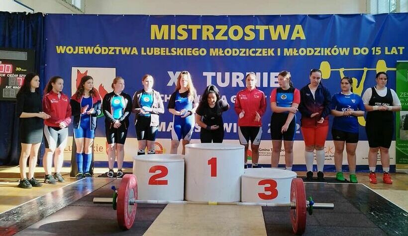 zawodnicy za podium