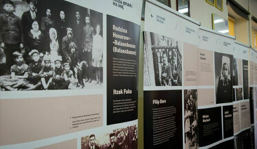 wystawa przedstawiająca historię holokaustu