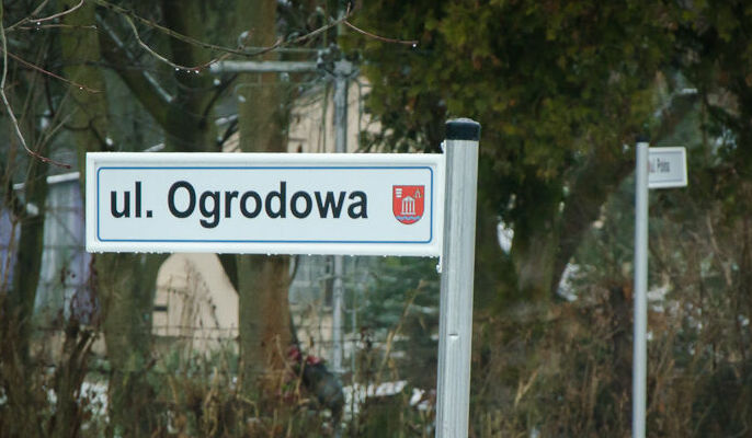 tablica z nazwa ulicy "ul. Ogrodowa"
