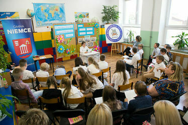 Dzieci biorące udział w XVII Gminnym Konkursie Pięknego Czytania
