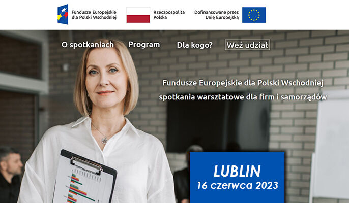 kobieta z notatnikiem i logotypy programów unijnych