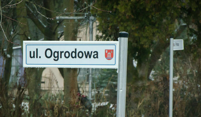 biała tabliczka z nazwą ulicy Ogrodowa