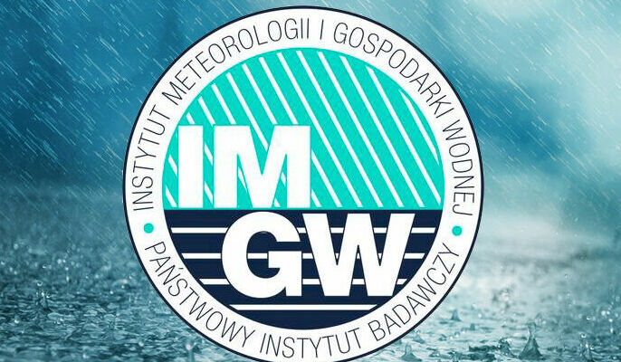 zdjęcie przedstawia logo IMGW na tle silnego deszczu