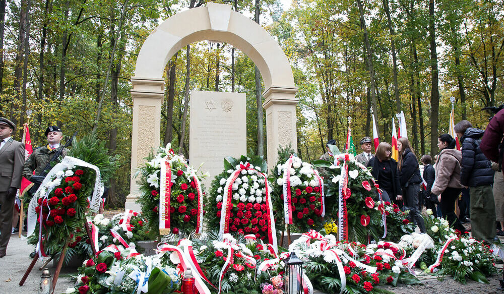 Pomnik z wieńcami