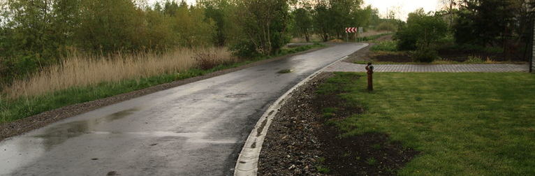 Grafika przedstawia nową drogę asfaltową 