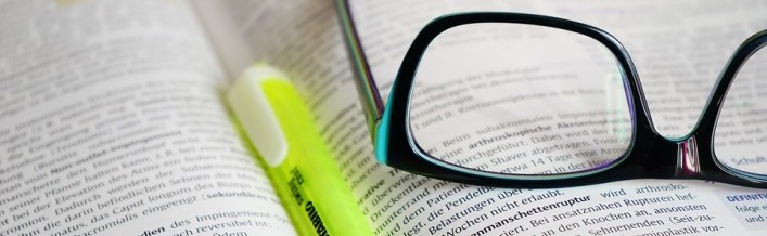 książka, zakreślacz i okulary