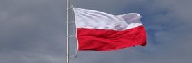 Flaga Polski na maszcie