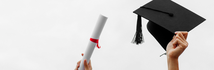 Dyplom i czapka absolwenta