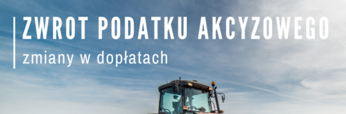Baner informacyjny z tekstem "Zwrot podatku akcyzowego - zmiany w dopłatach" i obrazem ciągnika rolniczego na tle niebieskiego nieba z lekkimi chmurami.