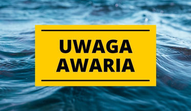 Napis UWAGA AWARIA na żółtym tle, na drugim planie zdjęcie wody. 