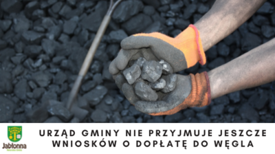 Dłonie w rękawicach trzymające bryłki węgla, tekst urząd gminy nie przyjmuje jeszcze wniosków o dopłatę do węgla