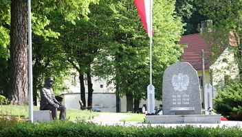 Zabytki - Plac przed Urzędem Miasta, historyczny obelisk i pomnik J. Piłsudskiego