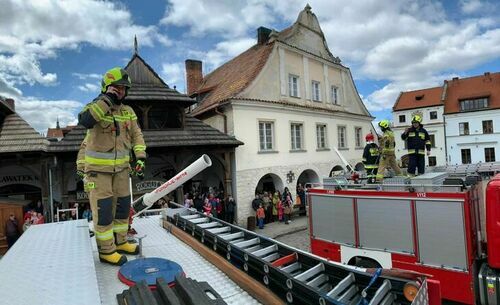 zdjęcie strażaków na Rynku w Kazimierzu
