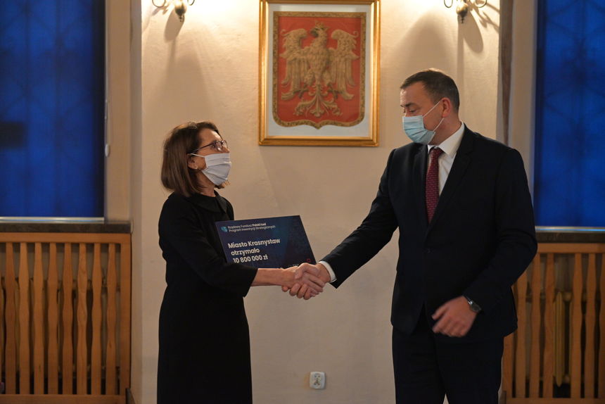 Poseł na Sejm Teresa Hałas wręcza promesę Burmistrzowi Krasnegostawu Robertowi Kościukowi
