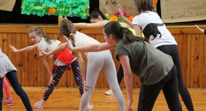 Czwartkowe zajęcia taneczne dla młodzieży w Domu Kultury w Markuszowie