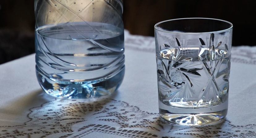Grafika przedstawiająca szklankę z wodą