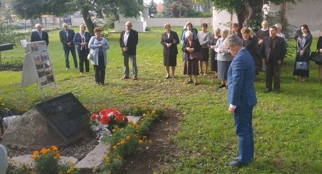 uczestnicy wydarzenia wokół pamiątkowej tablicy 