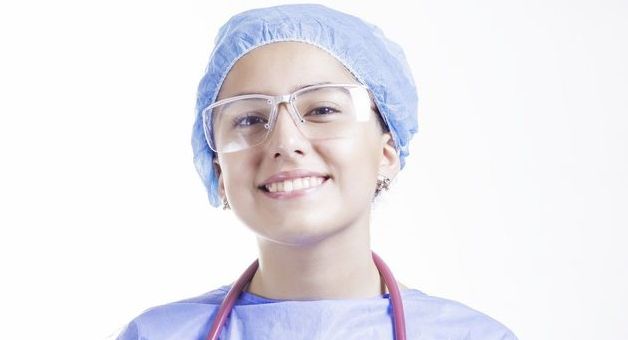 Rekrutacja kadry medycznej do szpitala tymczasowego- uśmiechnięta lekarka/ pielęgniarka