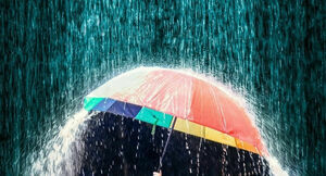 Parasol w deszczu.