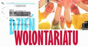 Plakat promujący "V Puławski Dzień Wolontariatu" z ludźmi trzymającymi się za ręce, tworząc krąg nad napisami, z informacjami o wydarzeniu i sponsorach.