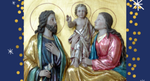 Zdjęcie przedstawia religijną ikonę Świętej Rodziny z Maryją, Józefem i Dzieciątkiem Jezus, na niebieskim tle z gwiazdami.