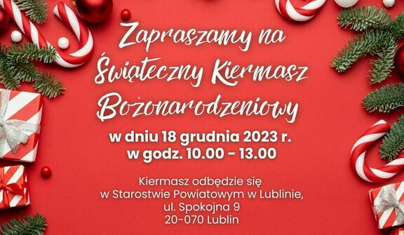 Zdjęcie plakatu informacyjnego z zaproszeniem na Bożonarodzeniowy Kiermasz z czerwonym tłem i świątecznymi dekoracjami jak kule, gwiazdki i wstążki wokół.